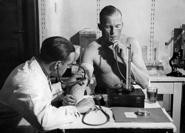 Elpas aizturēscaronanas... Autors: Zibenzellis69 20 neparastas un pat biedējošas medicīnas ierīces un procedūras no pagātnes